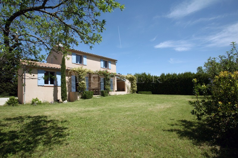 In Cabrières d'Avignon, close to Coustellet, a recently built house with enclosed garden