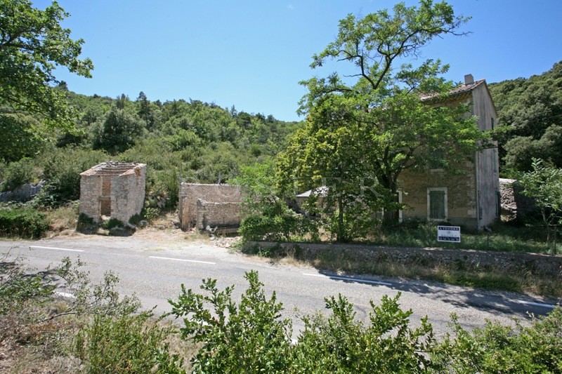 A country house for restoration, between the Luberon and the Ventoux mountains.