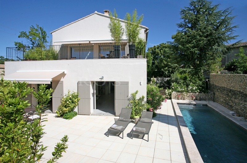 Vente Maison de village aux volumes modernes en Luberon  avec terrain et piscine 