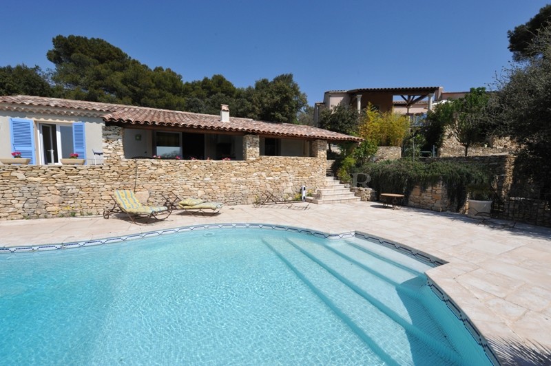 Vente Propriété avec 3 maisons distinctes et 2 piscines en Provence.