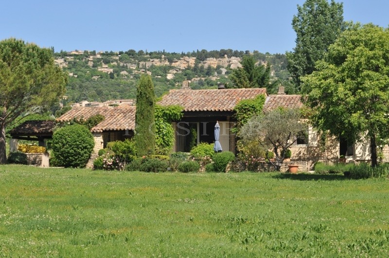 Gordes, 250 m² for this beautiful property with swimming pool.