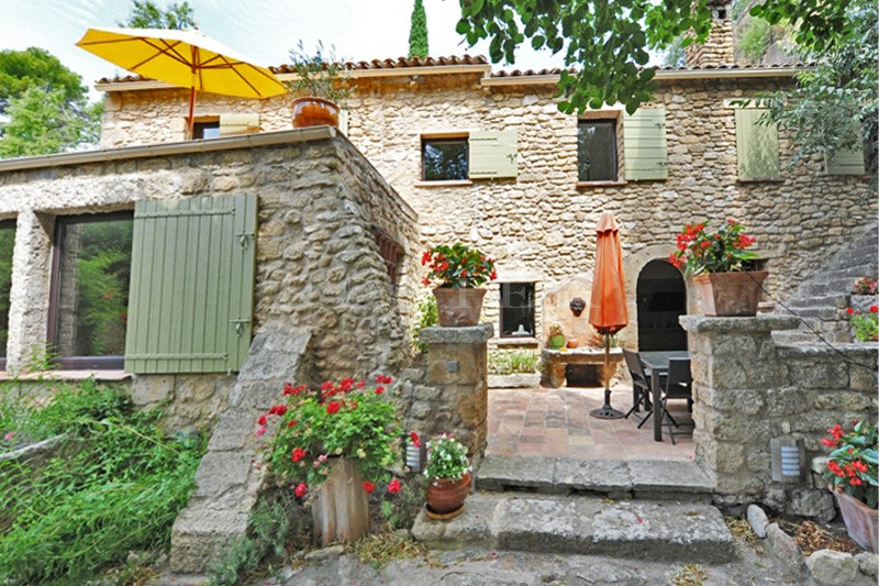 Luberon, lovely house, dating from the 13th and 17th centuries completely renovated, with landscaped garden.