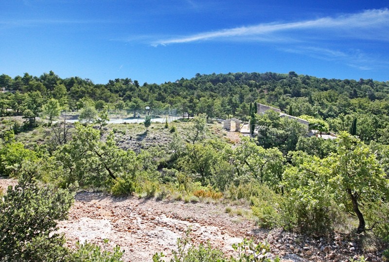 Stone house with exceptional views of the surrounding valleys and the Luberon.