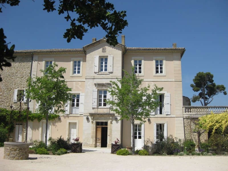 In Pays des Sorgues, for sale, old renovated property with a provençal castle and outbuildings in a 2.5 hectares park with 2 heated swimming pools