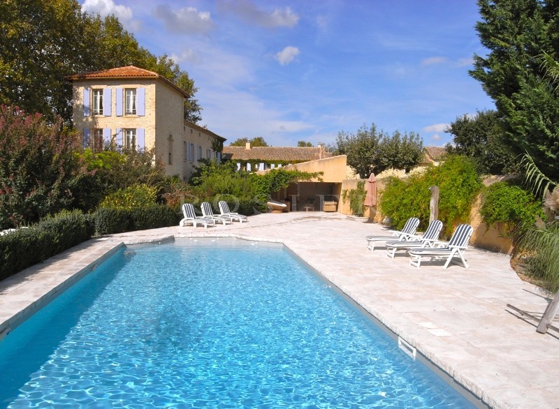 Between Avignon and Luberon, lovely 18th century renovated farmhouse