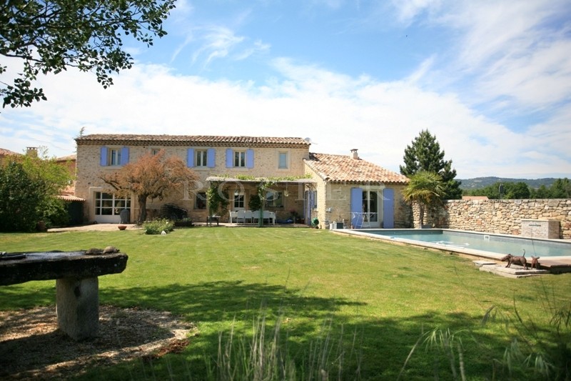 Ideally located & renovated farmhouse with pool, for sale in the Luberon