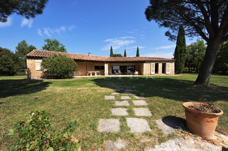 Vente En Provence, face au Luberon,  proche de Gordes, à vendre,  maison de plain pied avec un grand jardin et une piscine