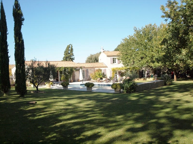 At the foot of the Luberon mountains and close to all amenities: a beautiful, comfortable villa