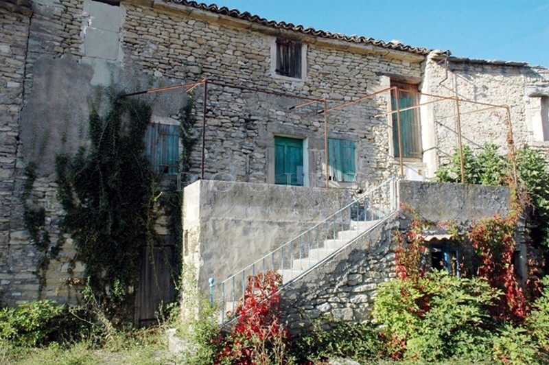 Farmhouse with magnificent views in the Luberon for restoration