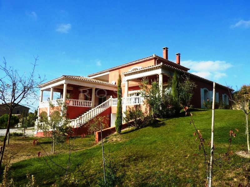In the Drome Provençale, for sale, large 7-bedroomed villa with swimming pool and breathtaking views.