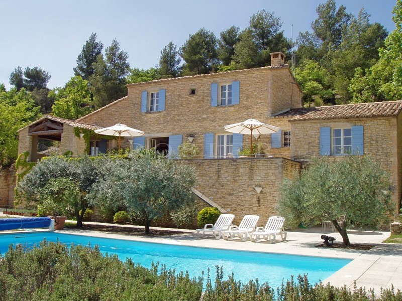 Stone house with open view over Luberon