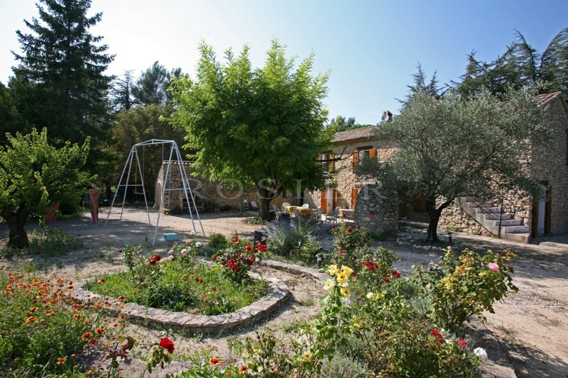 Authentic Provencal farmhouse between the Luberon and the Vaucluse mountains, on several hectares of land.