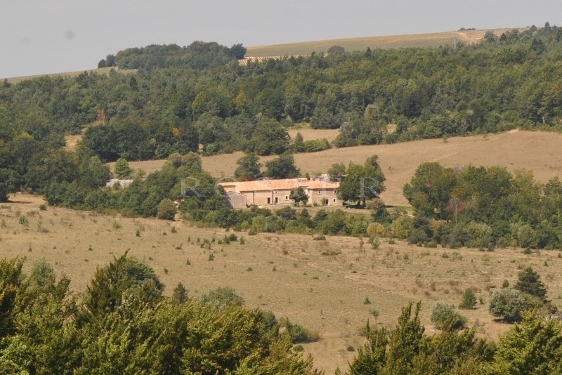 In the Natural Park of the Luberon, for sale, exceptional renovated farmhouse on more than 150 hectares