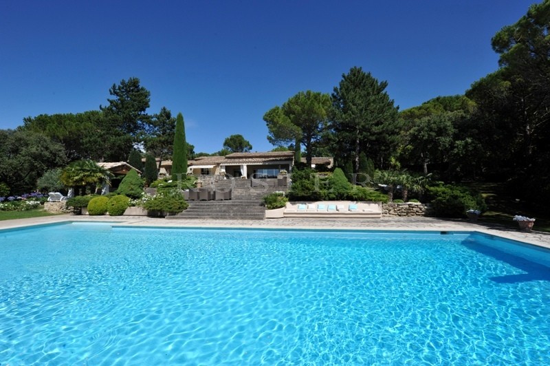 Luberon, for sale, up in the hills and just few minutes from a famous perched village, prestigious, contemporary-style property with amazing views.