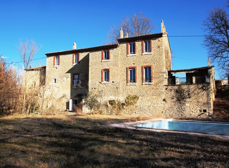 Former Provencal mill house with swimming pool for sale with views of the Ventoux mountain and surrounding villages.