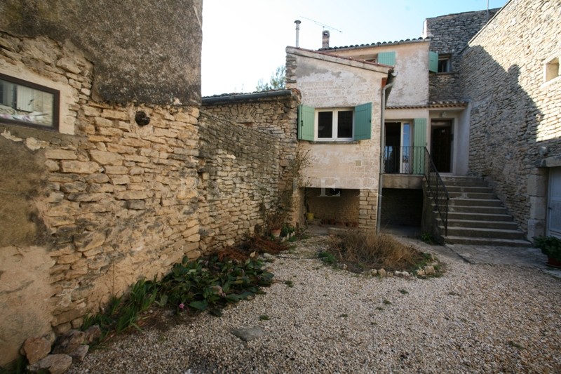 Vente Proche Gordes, dans un charmant village du Luberon, à vendre, maison avec cour. Nombreuses Possibilités.