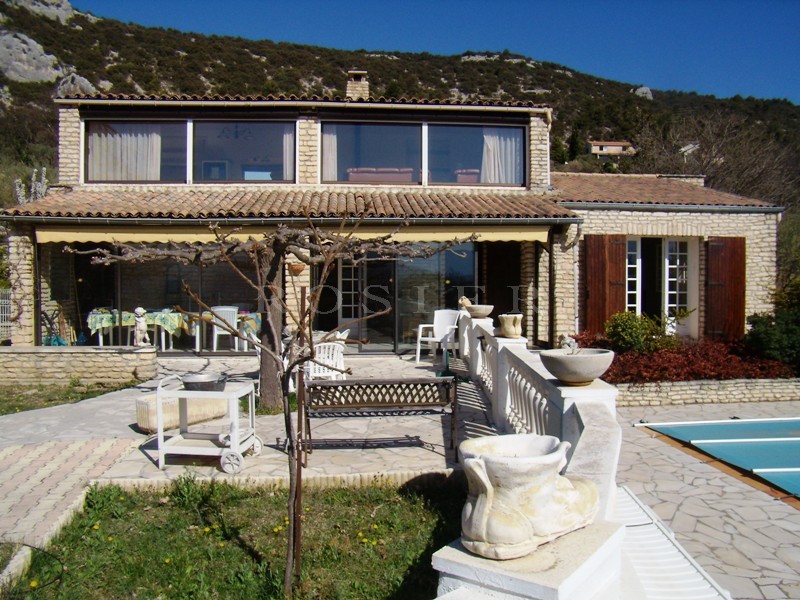 Close to a lively village, house with a pool and views over the Luberon mountain