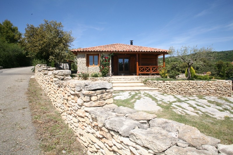 Vente En Luberon, à vendre proche de Gordes et Roussillon,  maison en bois écologique, avec parement en pierres, intégrée dans son environnement 