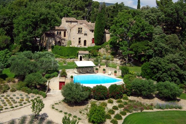 In the South Luberon, close to the celebrated villages of Cucuron and Lourmarin and only 30 minutes from Aix-en-Provence, an exceptional property at the heart of a magnificent  leafy park.