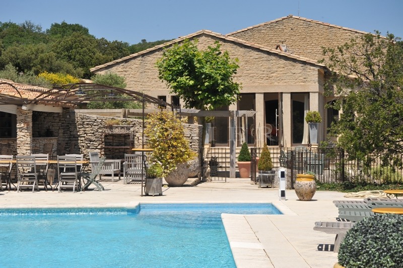 Provence, Luberon, in the hills above Gordes, for sale, superb prestigious property on 2 hectares of land, swimming pool, tennis, views over the Luberon mountains and valley