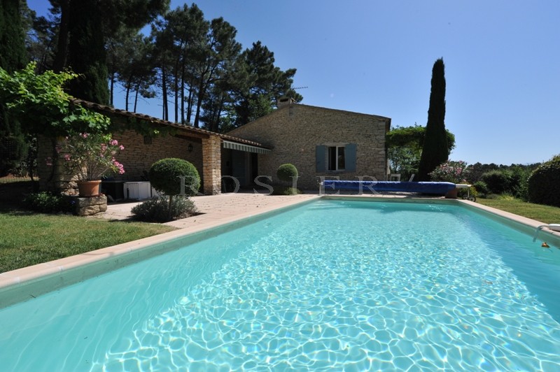 In the Luberon, at the heart of the 'Golden Triangle', a stone house with swimming pool, benefitting from dominating views.