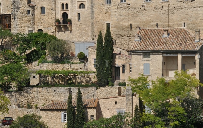 Vente Gordes, Maison de village rénovée dominant la vallée avec jardin et piscine