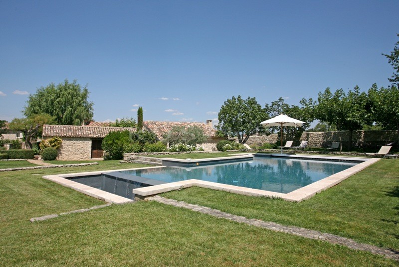 Between Ménerbes and Gordes, close to the centre of a Luberon village, a farmhouse that has been restored with the highest quality materials.