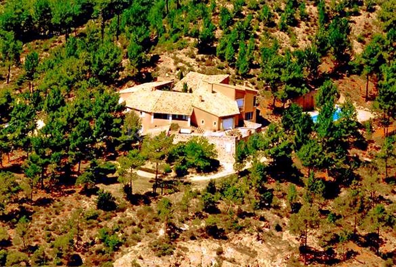 Vente Proche Gordes & Roussillon, à quelques minutes des autres villages perchés du Luberon, vaste propriété d'architecte avec piscine et dépendances sur plus de 4 hectares de terrain.