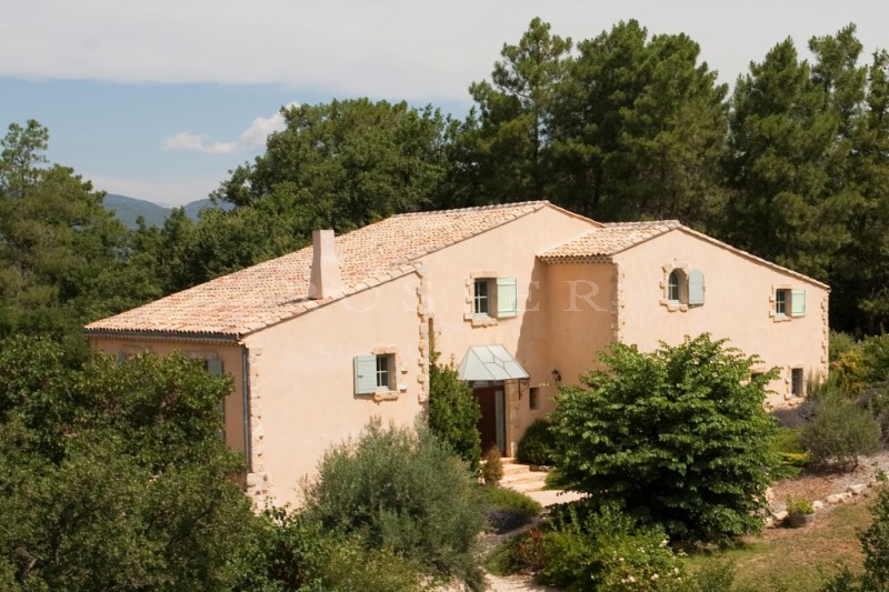 For sale, in the Luberon Regional Park, a restored farmhouse including three separate houses