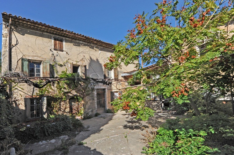 For sale in a provençal village in Luberon, old farmhouse with a nice courtyard, to be restored.