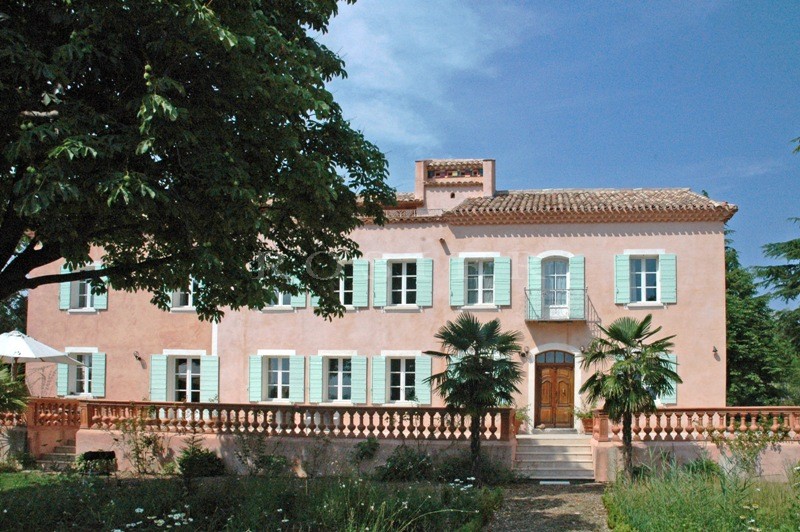 A superb, recently renovated manor house on 14 hectares (34.6 acres) of land with breathtaking views in the heart of the Luberon, Provence