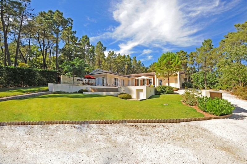 In the Luberon, a contemporary house with all modern amenities