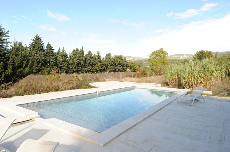 Provence, near l'Isle sur la Sorgue, for sale, a character house with a contemporary style on a park over 4 000 m² with swimming pool and jaccuzzi