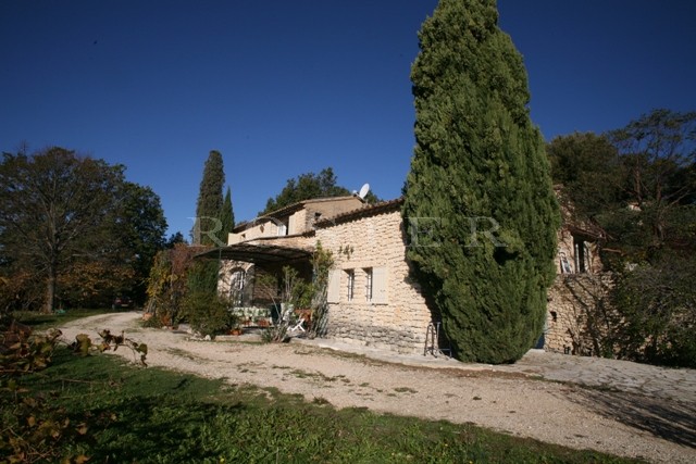 Close to a dynamic village, nice stone house with a view over the valley