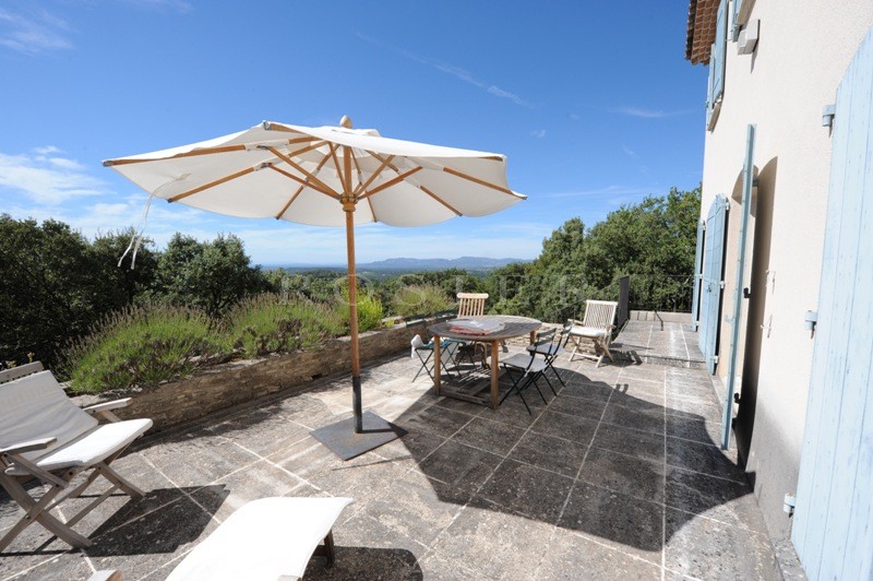 For sale, at the edge of the Provencal village of Venasque, comfortable and pretty house with swimming pool and view