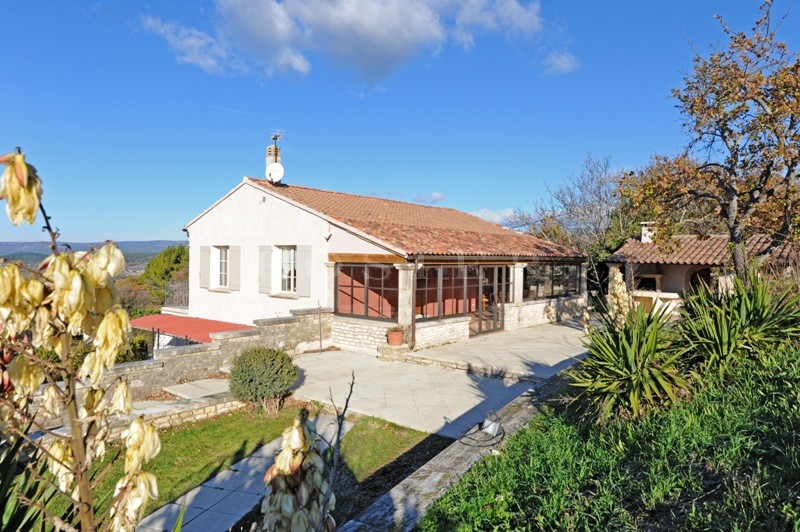 For sale, overlooking one of the Luberon's most beautiful villages and offering views of the Provence, Gordes and Roussillon, a lovely house on two levels with swimming pool and adjoining land.