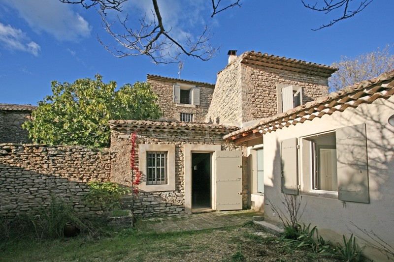 Vente En Provence, Luberon,  charmante maison de village à vendre avec cour et petit jardin