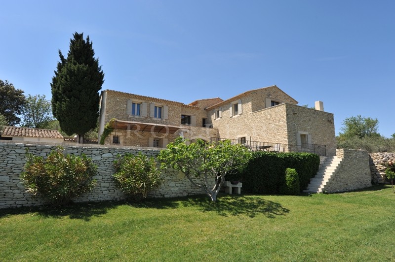 Facing the Luberon mountains, for sale, exceptional provencal property at a walking distance from the centre of Gordes, with landscaped garden and swimming pool.
