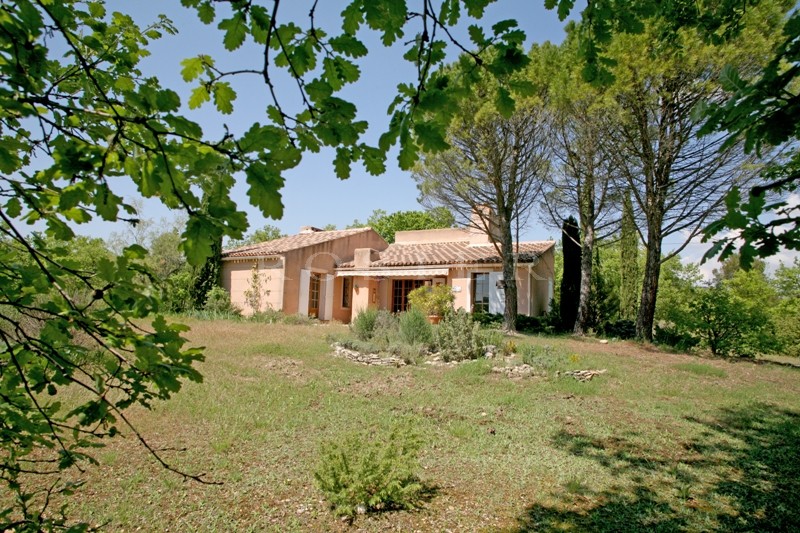 Vente A vendre entre Gordes et Roussillon,  sur un terrain de plus d'un hectare, maison traditionnelle bénéficiant de vues superbes 