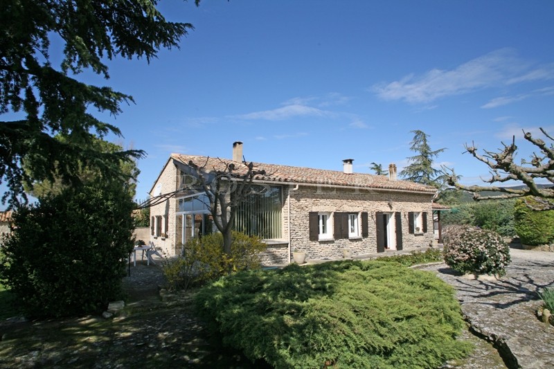 Vente Dans un hameau de Gordes, à vendre, dans un quartier résidentiel,  confortable maison de plain-pied avec jardin et belles vues sur le Luberon