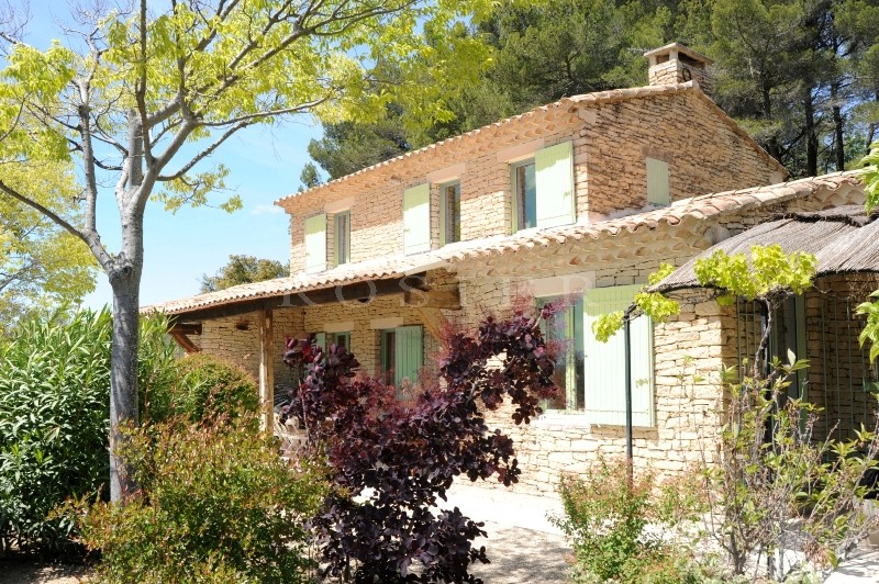 In Provence, a property for sale located just a few minutes from the famous hilltop villages of the North Luberon.