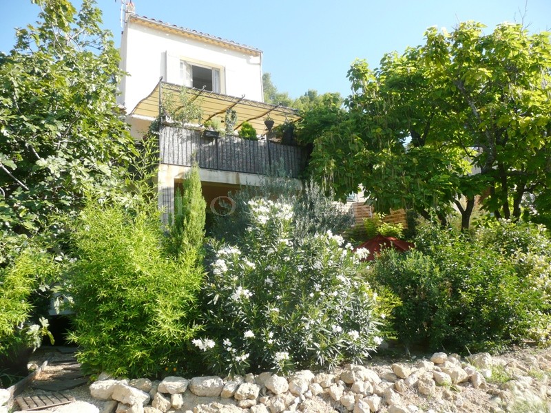 Vente à vendre, maison de village, avec une terrasse ombragée, une vue et un charmant jardin paysager