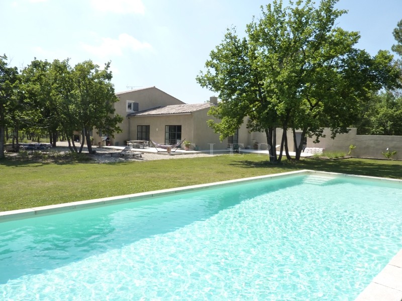 Vente En Provence,  Luberon, à vendre, maison à l'architecture contemporaine,  avec grand jardin et piscine
