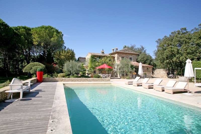 For sale in the golden triangle of Luberon, beautiful property at the foot of a village, on a landscaped park of more than three acres.