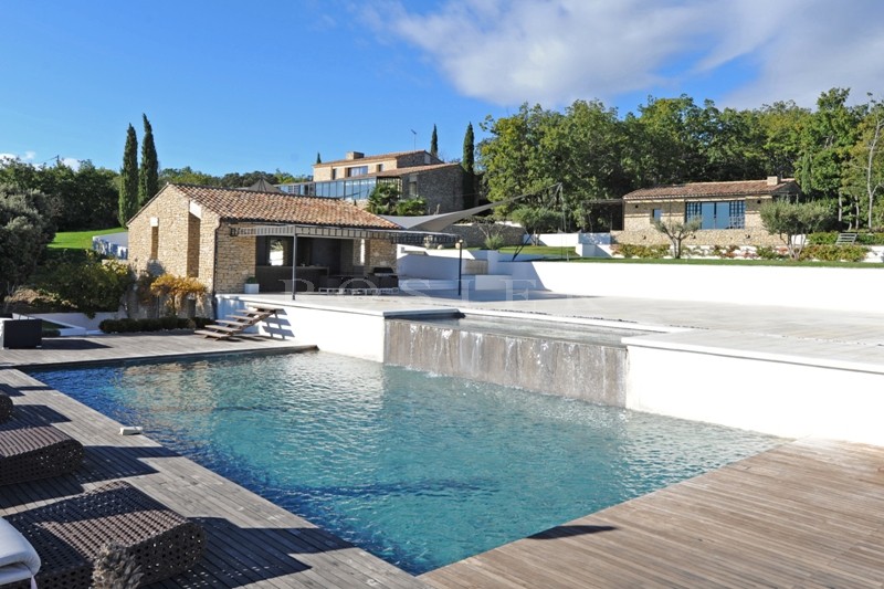 In dominant position, in front of Luberon, overlooking the valley and just a few minutes walk from one of the most beautiful villages of France, for sale, unique luxury contemporary property on more than 6 hectares.