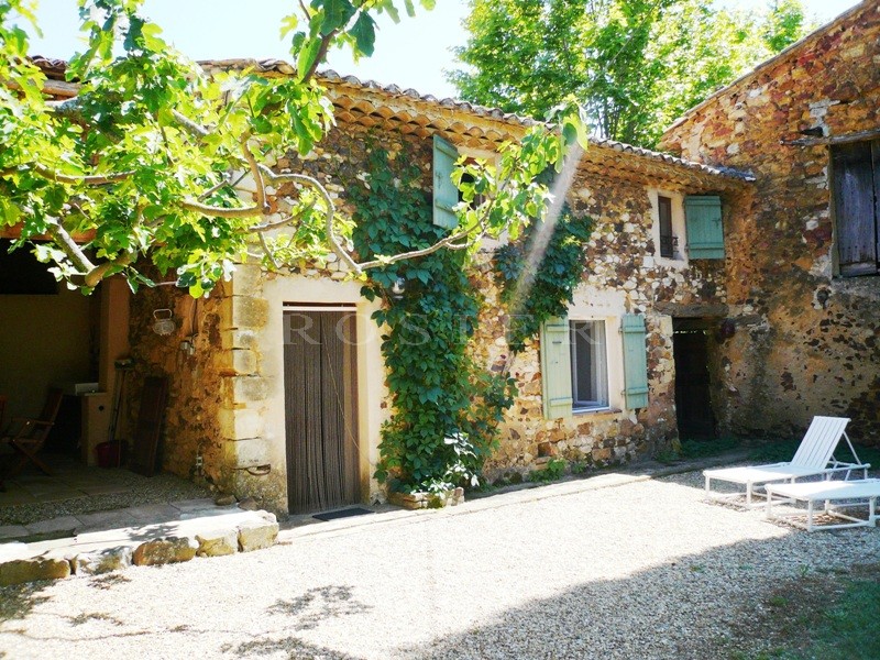 Vente En Provence,  à vendre par l'Agence ROSIER, dans un hameau, un mazet en pierres, renové, agrémenté d'un jardin