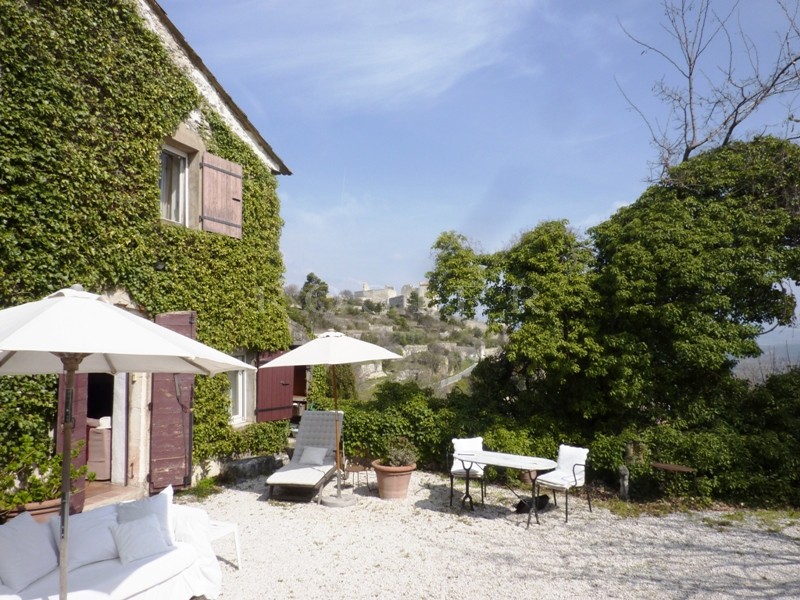 Vente A vendre dans le triangle d'or du Luberon,  bergerie en pierres rénovée sur plus de 9 000 m² en terrasses avec très belles vues
