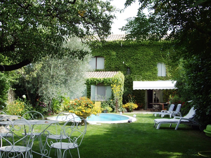 Vente Provence, en vente dans un beau village provençal,  renommé pour ses 37 fontaines, charmante maison en pierres,  agrémentée d'un jardin avec piscine.