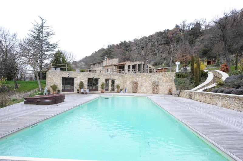 In Provence, for sale, old farmhouse, renovated, on 6.5 hectares of land with jacuzzi and piscine.