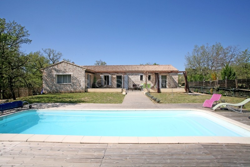Vente A proximité d'un village classé du Luberon,  en Provence, à vendre,  maison de plain pied, en pierres, avec piscine 